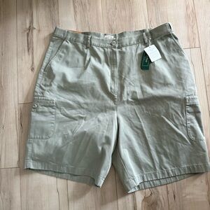 NWT L.L. Bean green khaki cargo shorts classic fit Size 20